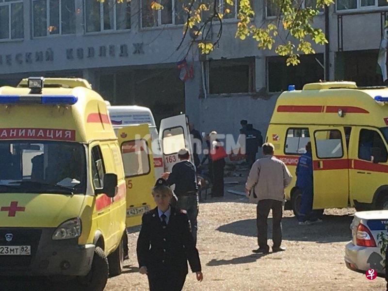 多辆救护车和军队装甲运兵车已抵达发生爆炸的理工学院进行急救工作，当局已把这起事件列为恐怖袭击行为。（Kerch.FM）