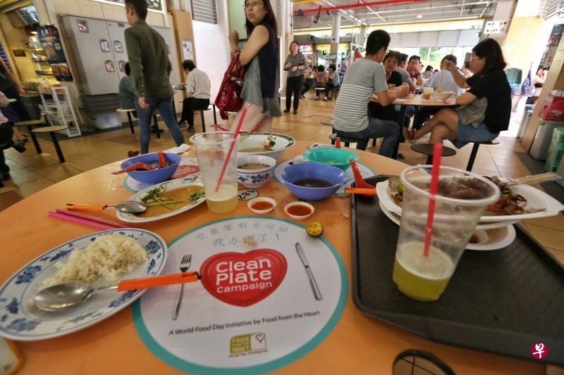 旧机场路熟食中心是新加坡大型的小贩中心之一，驰名美食常常吸引大批食客光顾，主办方在这里推广空盘零剩食运动，希望获得更多人的响应。（陈福洲摄）