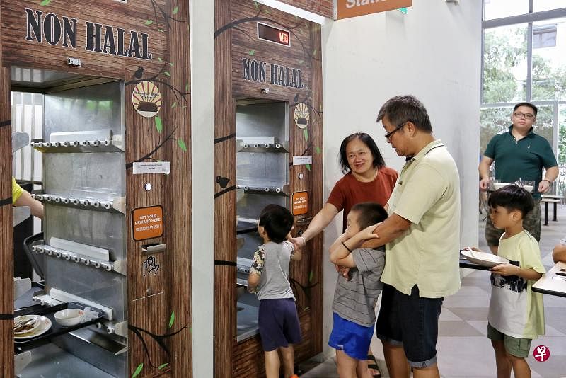 裕廊西小贩中心归还托盘给两角奖励计划风波出现突破性进展，管理公司Hawker Management今午宣布，取消奖励计划，改为押金系统。（档案照）