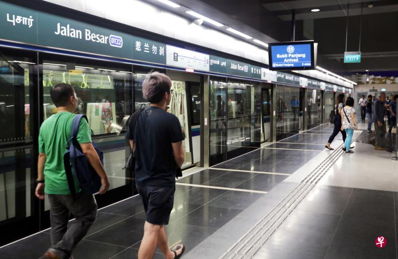 陆路交通管理局提供的数据显示，使用地铁滨海市区线的乘客有所增加，乘客量从今年1月的47万人，增至9月的52万人。（档案照片）