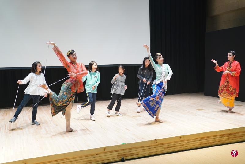 新加坡聚舞坊属下的当代艺团表演后，邀请韩国观众上台学习舞蹈。（亚细安文化院提供） 