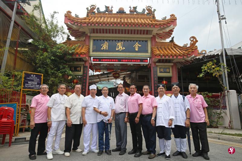 金凤庙理事会主席戴碒珉（右五）与道教总会副会长李金池（右六），在金凤庙众理事陪同下接待来自泰国、马来西亚、中国广州、香港等地的道教团体代表。（谢智扬摄）
