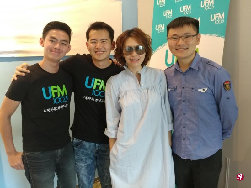 陈洁仪（右二）到UFM100.3电台。（作者提供）