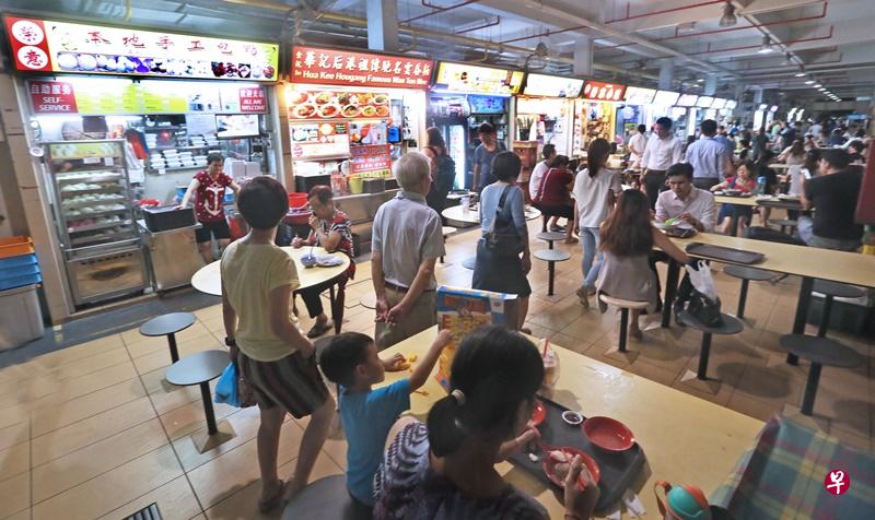 摊主申诉富食客接手后调涨清洁费。（洪璐华 摄）