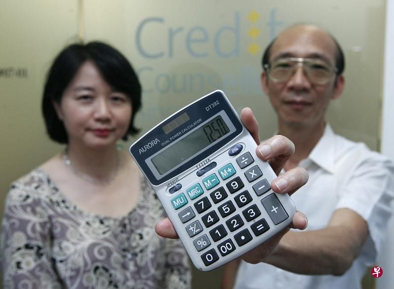 新加坡信贷辅导协会专门提供辅导及援助陷入经济困境的人。图为新加坡信贷辅导服务总经理的陈慧敏（左）和在协会负责审核偿还计划的林清茂（右）。（档案照）