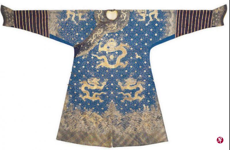 专家指出，乾隆的这件龙袍是出席祭祀祈祷活动时使用的吉服，上面绣着九条龙。（互联网） 