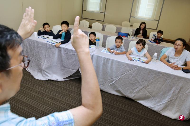 醉花林俱乐部开办儿童和亲子潮语基础班，本地潮语新闻播报员林仰忠担任老师，用互动游戏教小朋友讲潮州话。（梁麒麟摄）