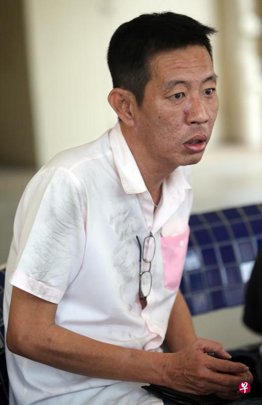 及时伸出援手的居民许家福，上下来回取水灭火，勇敢救出受困妇女。（邬福梁摄）