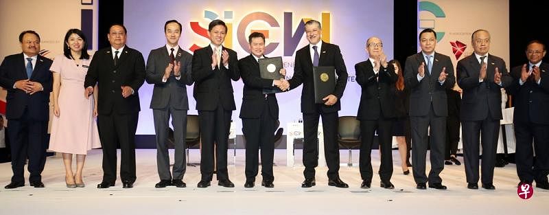 贸工部长陈振声（左五）、贸工部高级政务部长许宝琨医生（左四）与多位亚细安政要，在新加坡国际能源周开幕仪式上见证了亚细安秘书长林玉辉（左六）和国际可再生能源署总干事阿德南·阿敏（右五）签署亚细安—国际可再生能源署谅解备忘录。（邝启聪摄）