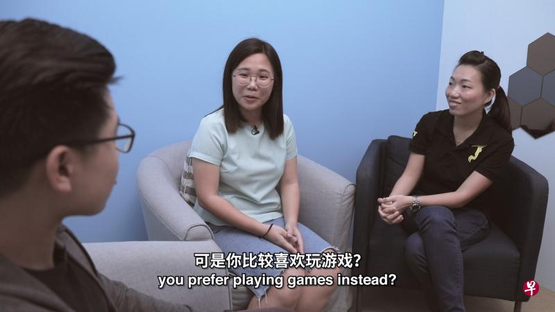 在模拟情境下，记者卓彦薇（中）向辅导员陈燕妮（右）了解如何与患有网瘾症的青少年沟通。（截自视频）