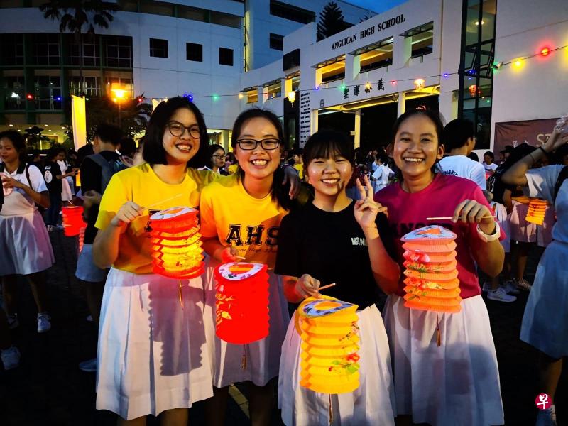 同学们一起提灯笼，共度一个美好的中秋夜晚。（圣公会中学提供照片）