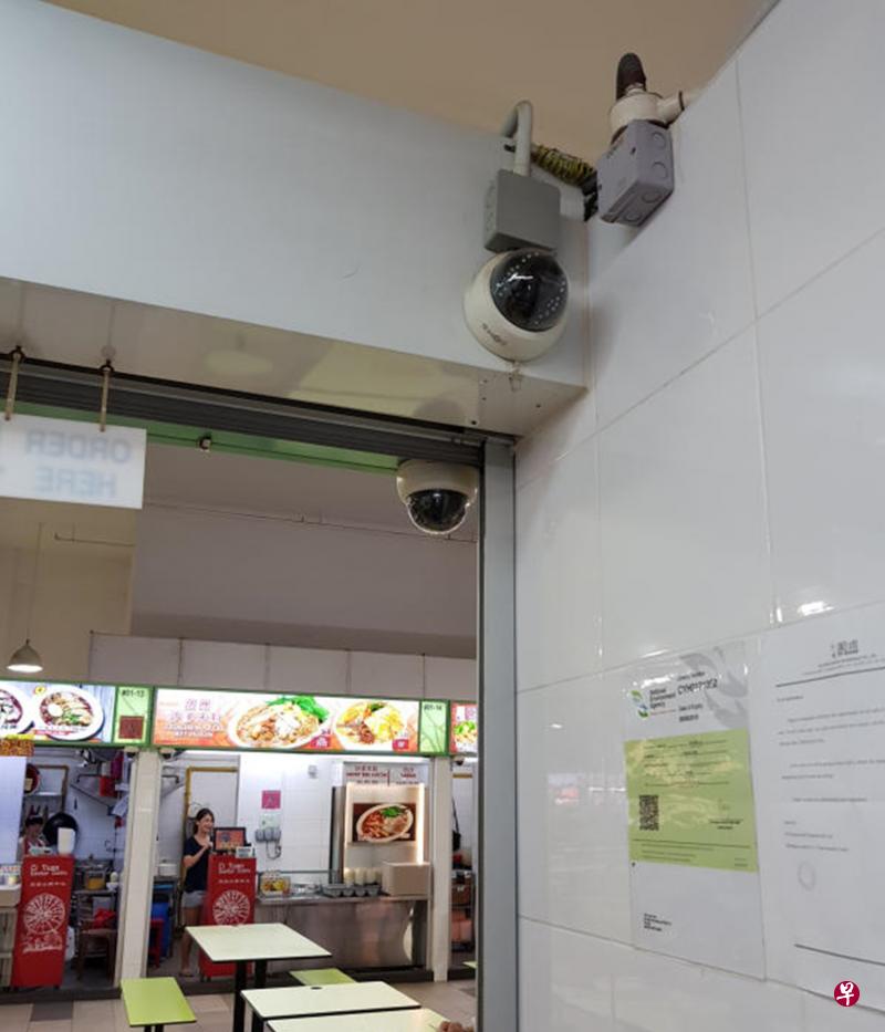 茨园小贩中心每摊里外各装一个电眼，昨天正式启用，免费让摊主通过手机调阅画面，在遇到纠纷时参考。（魏瑜嶙摄）