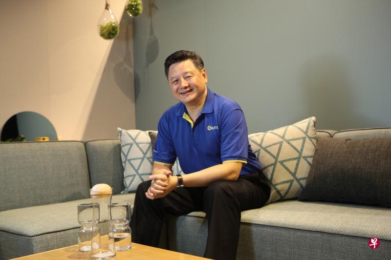 COURTS新加坡总裁陈发明所坐的Skyler L形布沙发，布套以防水布料制成。　