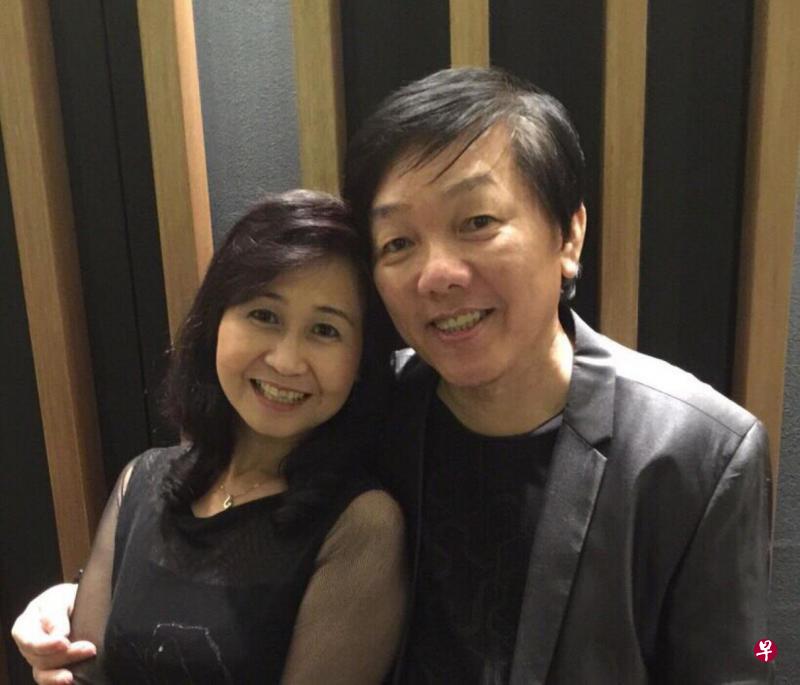 本地资深广播员徐惠民（右）和颜贵娟，曾在丽的呼声播讲金庸小说《书剑恩仇录》。（受访者提供）