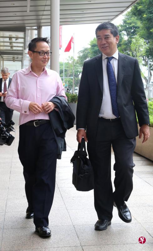 卫生部控股董事经理吴弈源（左）指医疗系统必须全天候正常操作，能够让技术人员暂停服务提升系统的空间很有限，导致系统升级的进程相对缓慢。右为卫生部控股代表律师安德烈。（庄耿闻摄）