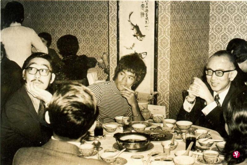 蔡和平（左起）1972年与李小龙和邹文怀一起喝茶。（蔡和平提供）