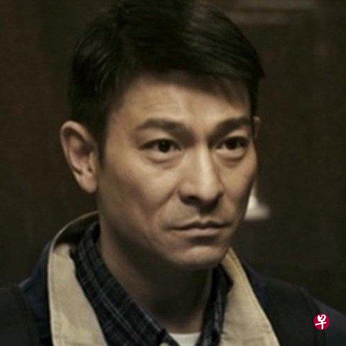 邹文怀（右图）在《桃姐》客串，支持刘德华。（互联网）