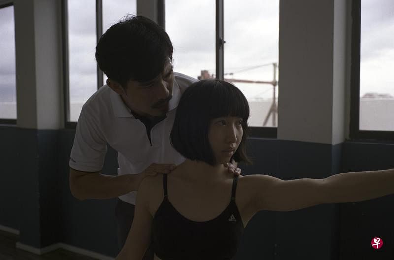 方展发(左)与王业涵在本地短片《盛夏之间》中是师生关系。（图：SGIFF ）