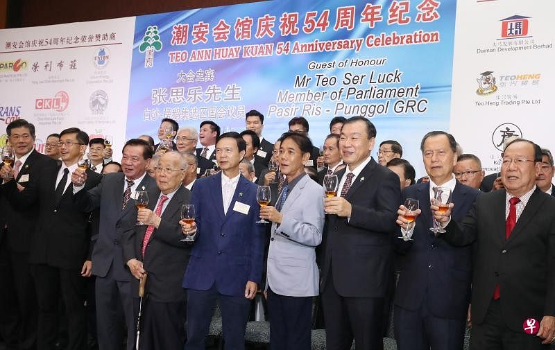 潮安会馆荣誉主席蔡健铭（前排左起）、白沙—榜鹅集选区议员张思乐、主席邱荣水、荣誉主席林炳文、荣誉主席张建安、荣誉董事郭明忠、潮州总会会长谢楚明、潮州八邑会馆会长蔡纪典和醉花林第一副总理黄海庆一同在台上向宾客敬酒。（陈来福摄）