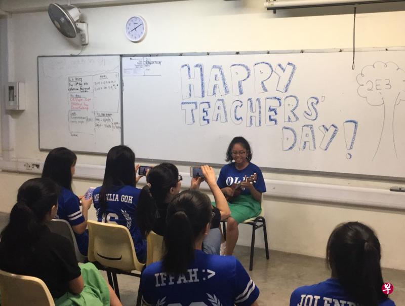 各班学生为级任老师准备了才艺活动，例如弹奏尤克里里。（伊布拉欣中学提供）