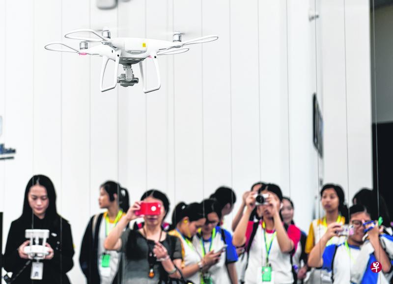　在深圳市研发生产的大疆无人机，目前占全球非军用小型UAS（无人航空器系统）市场份额的70%，估值也从2013年的5亿美元增加到2017年的150亿美元。图为来自香港的学生在深圳大疆旗舰店观看演示。（新华社）