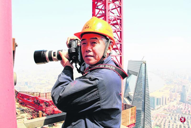 ▲退休吊车司机魏根生参与金茂大厦、上海中心等浦东摩天大楼建设，并从数百米高空用相机记录浦东天际线的变化。（魏根生提供）