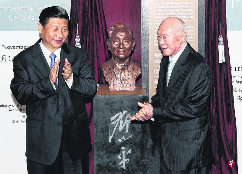 许通美2010年11月14日邀请内阁资政李光耀（右）和到访的中国国家副主席习近平共同为新加坡河畔的邓小平纪念碑主持揭幕仪式。许通美当时是国家文物局主席。（档案照片）