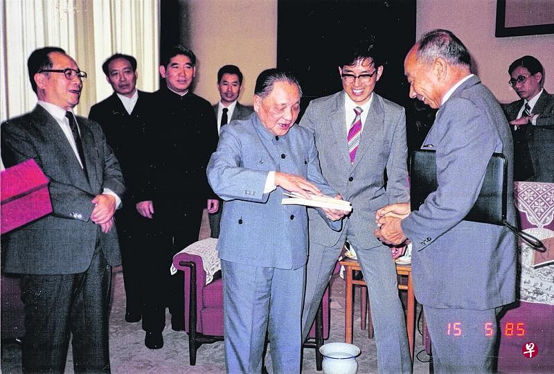 ▲新加坡建国元勋、前副总理吴庆瑞博士1985年正式受中国国务院委任为中国沿海开发区经济顾问兼旅游业顾问。图为吴庆瑞博士（右一）在当年5月与中国领导人邓小平（右三）会面，中国时任国务委员谷牧（左一）当时也在场。（叶傅升提供）