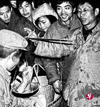 ▲改革开放初年，安徽人年广久（右一）凭着一手炒瓜子的好手艺和商业头脑，成为当时风光无两的百万元户。（互联网）