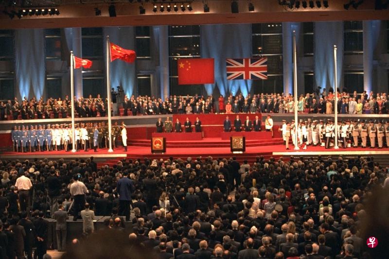 ▲中英两国政府1997年6月30日午夜至7月1日凌晨在香港举行香港政权交接仪式。中国人民普遍将此视为国家强大、洗雪鸦片战争百年耻辱的体现。（档案照片）