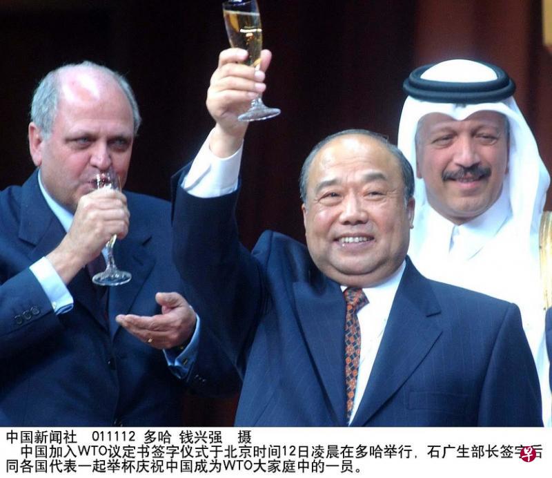 ▲中国代表团团长、外经贸部部长石广生2001年11月11日在多哈代表中国政府签署中国入世议定书后，同各国代表一起举杯庆祝。（中新社）
