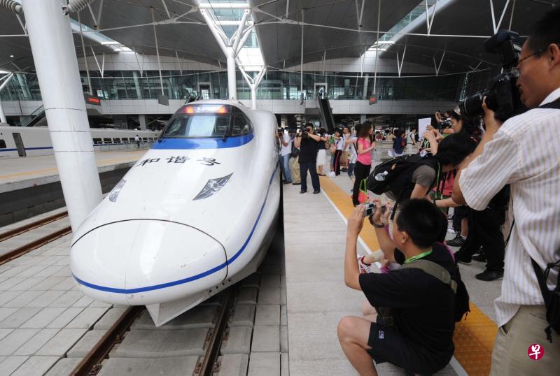 　京津城际列车一辆准备运营的和谐号列车2008年7月31日在天津火车站静待乘客。（新华社）