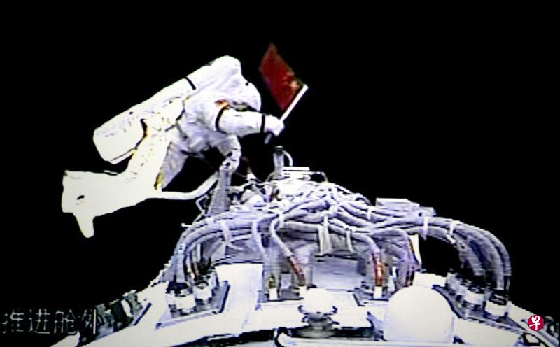 　中国神舟七号航天员翟志刚2008年9月27日出舱在太空行走。（新华社）