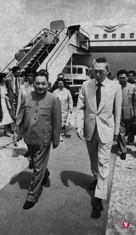 ▲邓小平1978年11月访问新加坡，李光耀到机场迎接。这是他第二次踏上新加坡的土地，1920年他途经新加坡前往巴黎时，应该也感觉到新加坡华人与中国之间浓厚的亲属之情。（海峡时报）