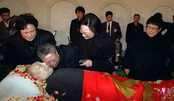 ▲邓小平遗孀卓琳与子女出席邓小平遗体告别仪式。（互联网）