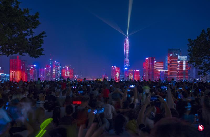 ▲为庆祝改革开放40周年，深圳市中心从9月28日开始，每晚都有灯光秀，一直持续至12月31日。（中新社）