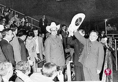 ▼中国1979年1月1日与美国正式建交，开启了21世纪最重要的双边关系，邓小平同年1月28日至2月5日正式访问美国，此行具有标志性意义，既展现中国领导人开放作风，也为中国改革开放打开了窗口。图为邓小平在休斯敦观看马术竞技表演时挥动牛仔帽，向观众致意。（新华社）
