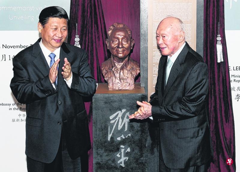 许通美2010年11月14日邀请内阁资政李光耀（右）和到访的中国国家副主席习近平共同为新加坡河畔的邓小平纪念碑主持揭幕仪式。许通美当时是国家文物局主席。（档案照片）
