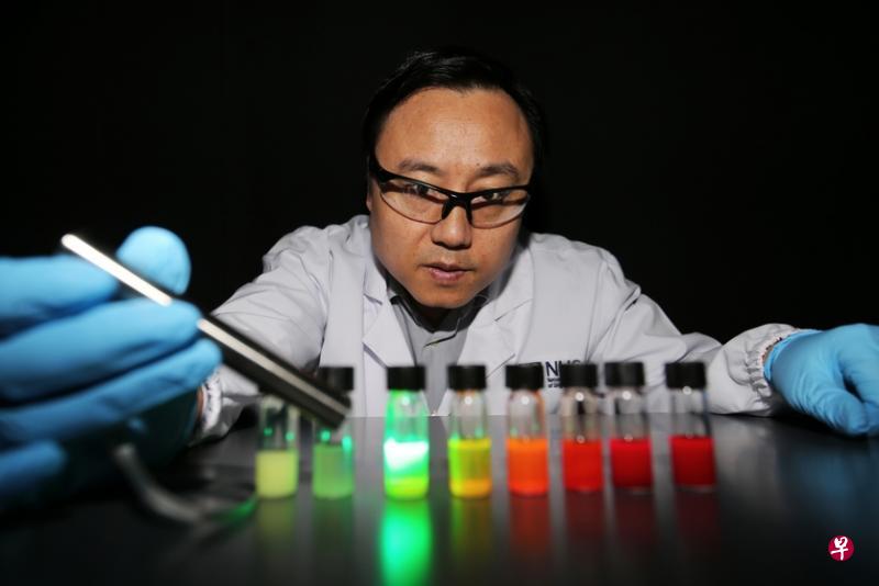 国大理学院化学系教授刘小钢与研究团队研发出一类钙钛矿纳米晶X射线闪烁体，能大幅度降低X光成像所用的辐射剂量，减少对人体的危害。（林国明摄）