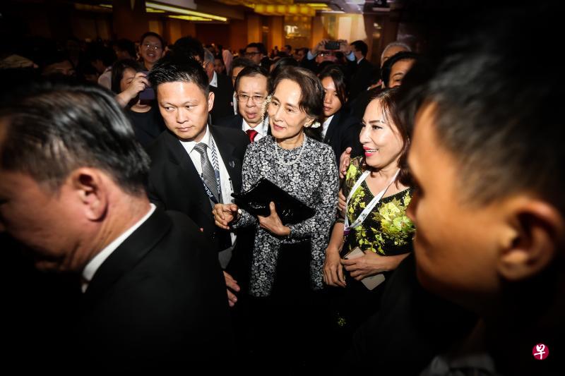 翁山淑枝昨天在滨海湾金沙会展中心发表演说后离场时，许多与会者争相与她握手及合照。（梁伟康摄）