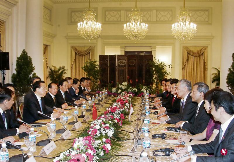 新中两国官员昨天在总统府举行双边会谈。新方代表包括国家发展部长兼财政部第二部长黄循财（右起）、文化、社区及青年部长傅海燕、外交部长维文、总理李显龙、财政部长王瑞杰、贸工部长陈振声（右六）。中方代表包括总理李克强（左三）及中国驻新加坡大使洪小勇（左六）。（林国明摄）