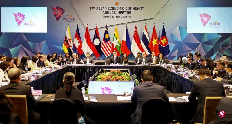 贸工部长陈振声（中）昨天主持第17届亚细安经济共同体理事会会议。（谢智扬摄）