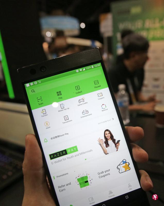 雷蛇的支付应用Razer Pay明年第一季在新加坡推出，用户可在NETS终端机付款，并且支付水电费、购买车票和演唱会门票等。（陈渊庄摄）