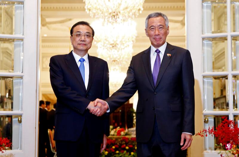 社论认为，中国改革开放塑造新中两国的特殊关系，只要改革开放持续推进，两国合作空间将是宽广的。图为新加坡总理李显龙前天与中国总理李克强会面。（路透社）