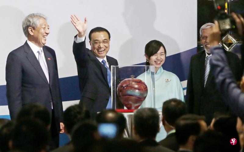 昨天的讲座结束后，通商中国总裁陈佩玲（左三）和代表ISEAS的海峡律师事务所高级董事拉惹南（M Rajaram，左四）向中国总理李克强（左二）赠送由本地陶艺家蔡树金制作、名为“网络—一带一路”的陶艺品。新加坡副总理兼国家安全统筹部长张志贤（左一）是讲座主持人。（林国明摄）