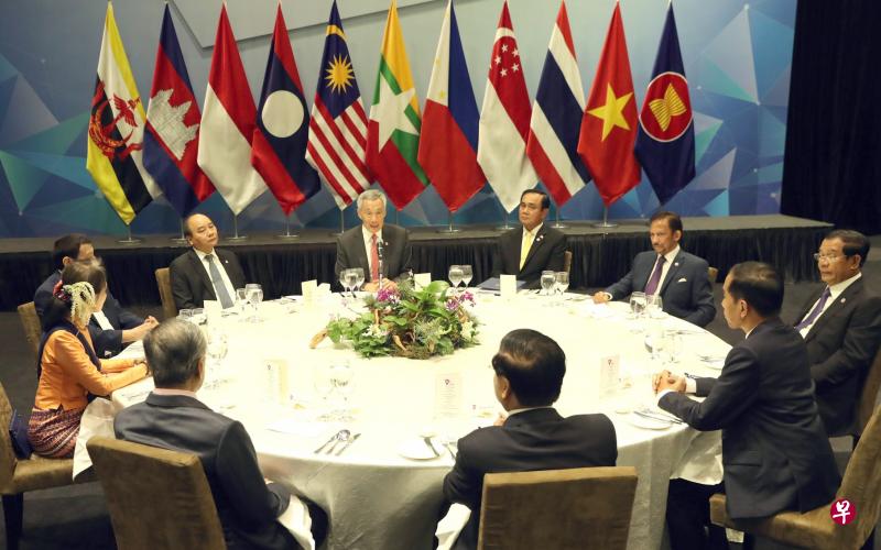李显龙总理（中，顺时钟方向）与泰国首相巴育、文莱苏丹波基亚、柬埔寨首相洪森、印度尼西亚总统佐科、老挝总理通伦、马来西亚首相马哈迪、缅甸国务资政翁山淑枝、菲律宾总统杜特尔特和越南总理阮春福共进晚餐。（取自总理面簿）
