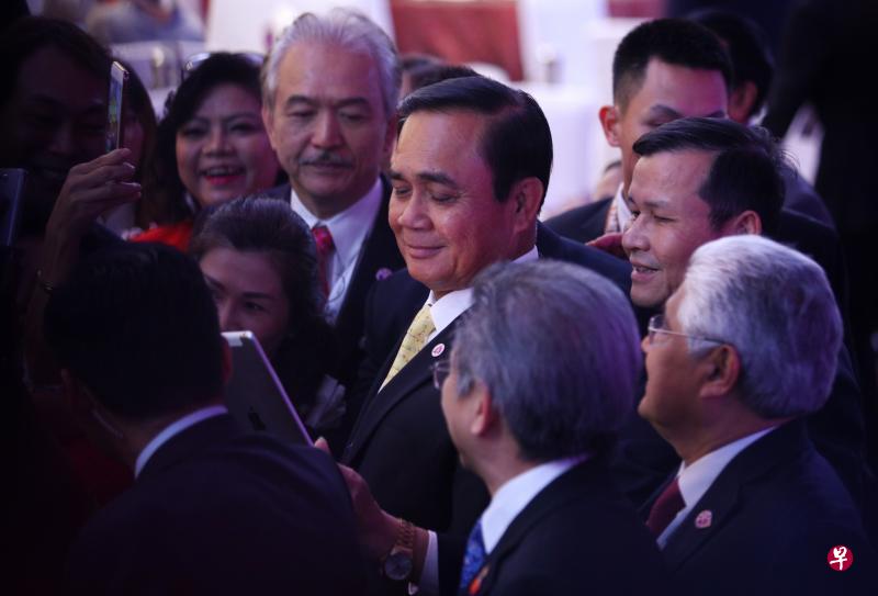 泰国首相巴育（中）强调，私营企业是国家经济增长的关键驱动力，而政府须为业者打造一个适合经商的环境。（林泽锐摄）