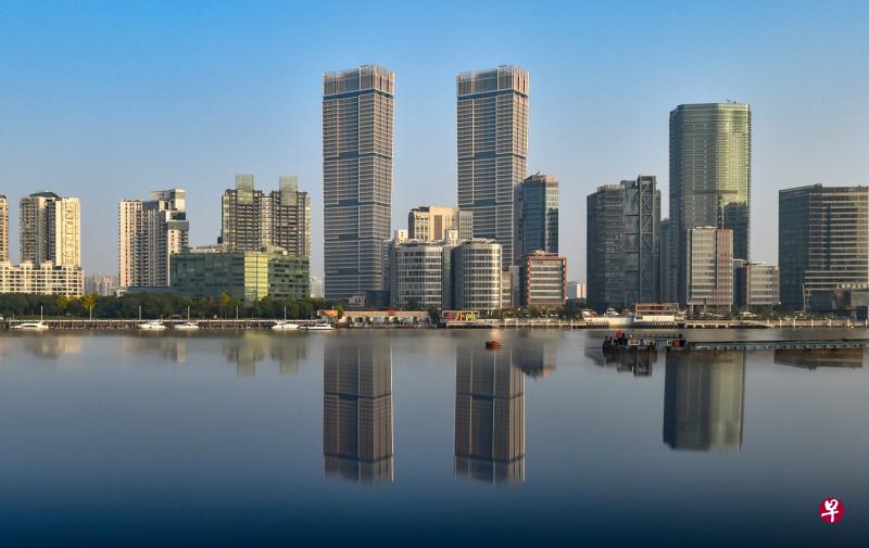 凯德集团和GIC联手在上海收购的这座双峰塔办公大楼仍在建造中，预计明年下半年分阶段投入营运。（凯德集团提供）