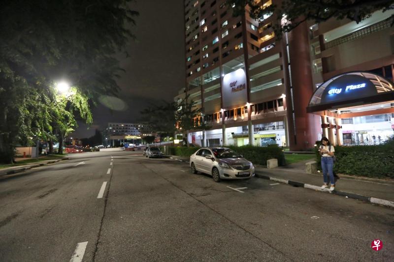 男子在城市购物中心外企图打抢德士司机。（曾宪隆摄）
