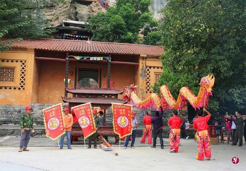 登琅山，纳万福。